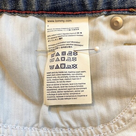 Tommy Hilfiger light wash frayed hem stretch denim 5 pocket mini skirt. Size 0. - Picture 6 of 8